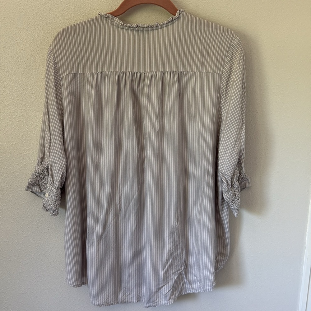 Sundance Marianna Stripe Top Large Gray White Henley Smocked Ruffle Button Up - Picture 11 of 11